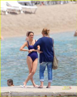 Leighton Meester feet photo thumbnail