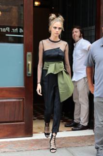 Cara Delevingne feet photo thumbnail