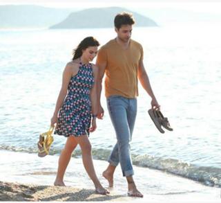 Demet Özdemir feet photo 4