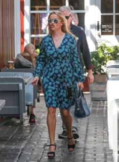 Reese Witherspoon feet photo thumbnail