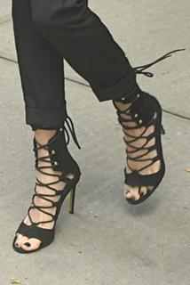 Cara Delevingne feet photo thumbnail