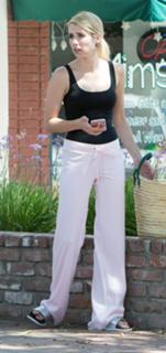 Emma Roberts feet photo thumbnail