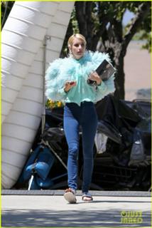 Emma Roberts feet photo thumbnail