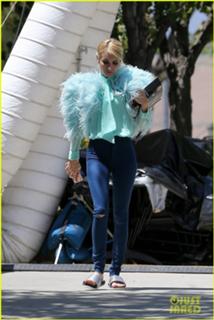 Emma Roberts feet photo thumbnail