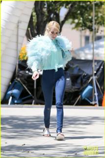 Emma Roberts feet photo thumbnail