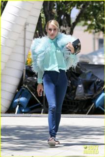 Emma Roberts feet photo thumbnail