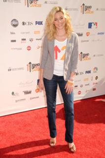 Elizabeth Banks feet photo thumbnail