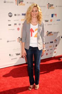 Elizabeth Banks feet photo thumbnail