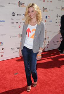 Elizabeth Banks feet photo thumbnail