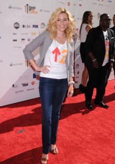 Elizabeth Banks feet photo thumbnail