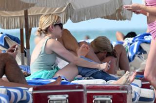 Emma Roberts feet photo thumbnail