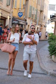 Chrissy Teigen feet photo thumbnail