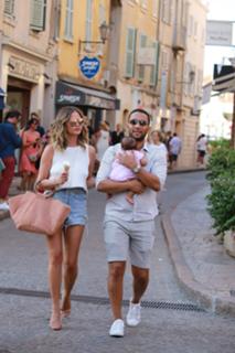 Chrissy Teigen feet photo thumbnail
