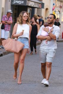 Chrissy Teigen feet photo thumbnail