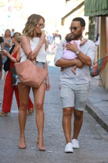 Chrissy Teigen feet photo thumbnail