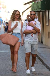 Chrissy Teigen feet photo thumbnail