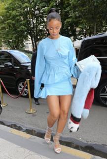 Rihanna feet photo thumbnail