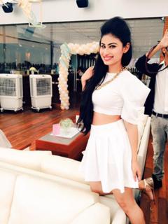 Mouni Roy feet photo thumbnail
