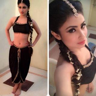 Mouni Roy feet photo thumbnail