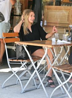 Elizabeth Olsen feet photo thumbnail