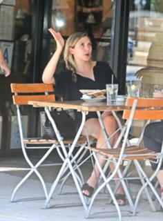 Elizabeth Olsen feet photo thumbnail