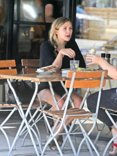 Elizabeth Olsen feet photo thumbnail