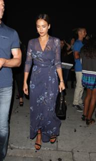 Jessica Alba feet photo thumbnail