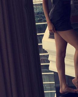 Selena Gomez feet photo thumbnail