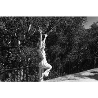 Elle Fanning feet photo thumbnail