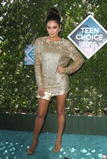 Shay Mitchell feet photo thumbnail