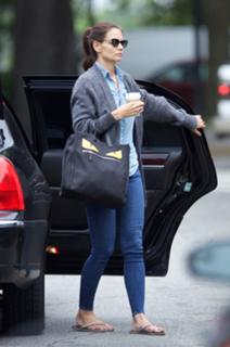 Katie Holmes feet photo thumbnail