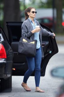 Katie Holmes feet photo thumbnail