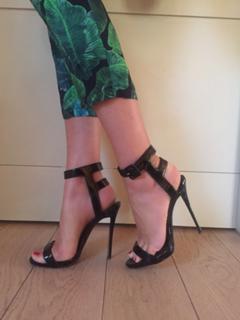 Alessia Marcuzzi feet photo thumbnail