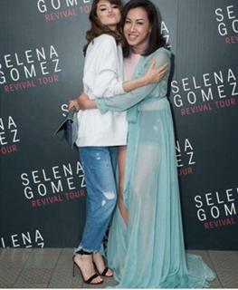 Selena Gomez feet photo thumbnail