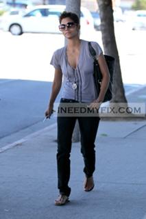 Halle Berry feet photo thumbnail