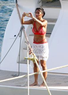 Nicole Scherzinger feet photo thumbnail
