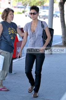 Halle Berry feet photo thumbnail