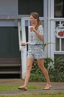 Hilary Swank feet photo thumbnail