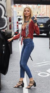 Martha Hunt feet photo thumbnail