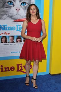 Jennifer Garner feet photo thumbnail