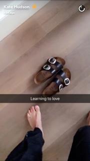 Kate Hudson feet photo thumbnail