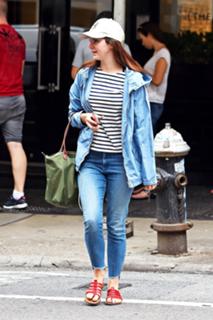Lana Del Rey feet photo thumbnail