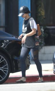 Vanessa Hudgens feet photo thumbnail