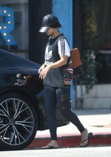 Vanessa Hudgens feet photo thumbnail