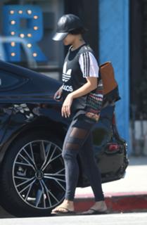 Vanessa Hudgens feet photo thumbnail