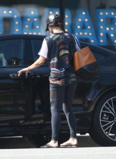 Vanessa Hudgens feet photo thumbnail