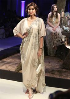 Sonam Kapoor feet photo thumbnail