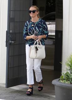 Reese Witherspoon feet photo thumbnail