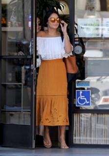 Vanessa Hudgens feet photo thumbnail