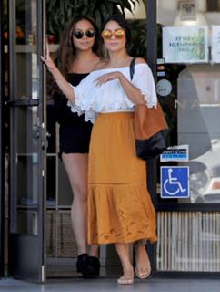 Vanessa Hudgens feet photo thumbnail